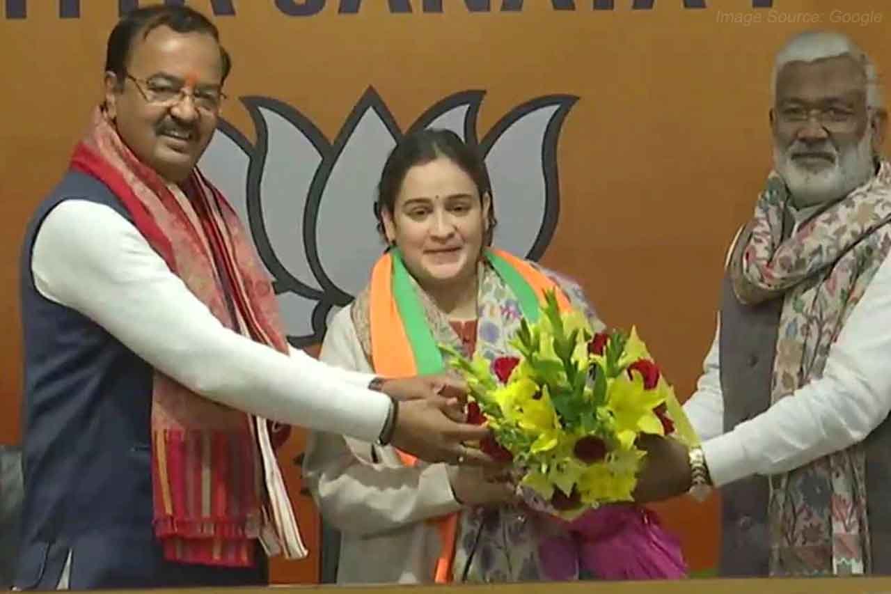 Mulayam’s younger daughter-in-law Aparna Yadav joined BJP party, An election blow to Akhilesh