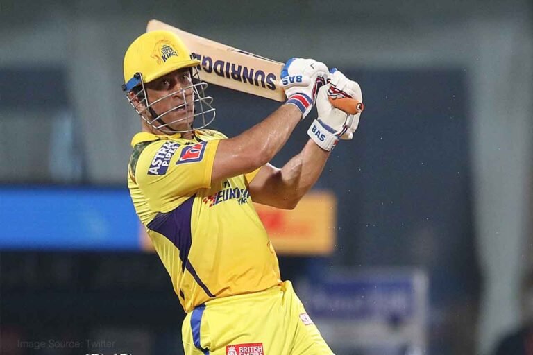 Dhoni hits four to win the match for Chennai