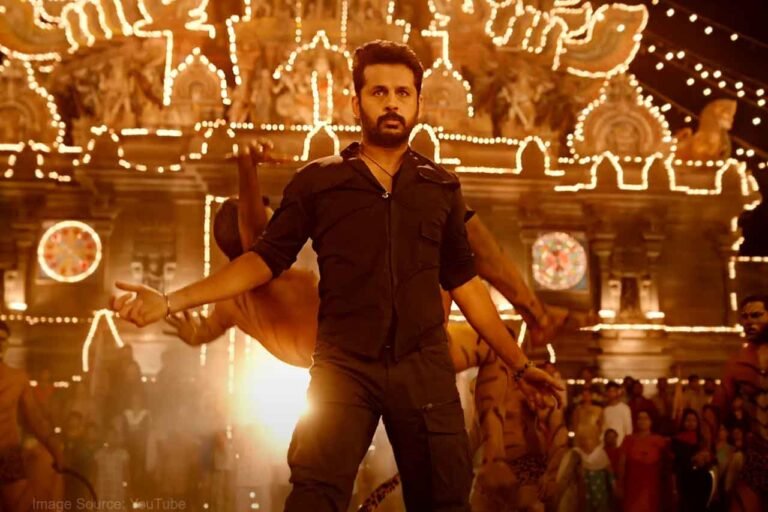 Anjali and Nithiin in Macherla Niyojakavargam Ra Ra Reddy song