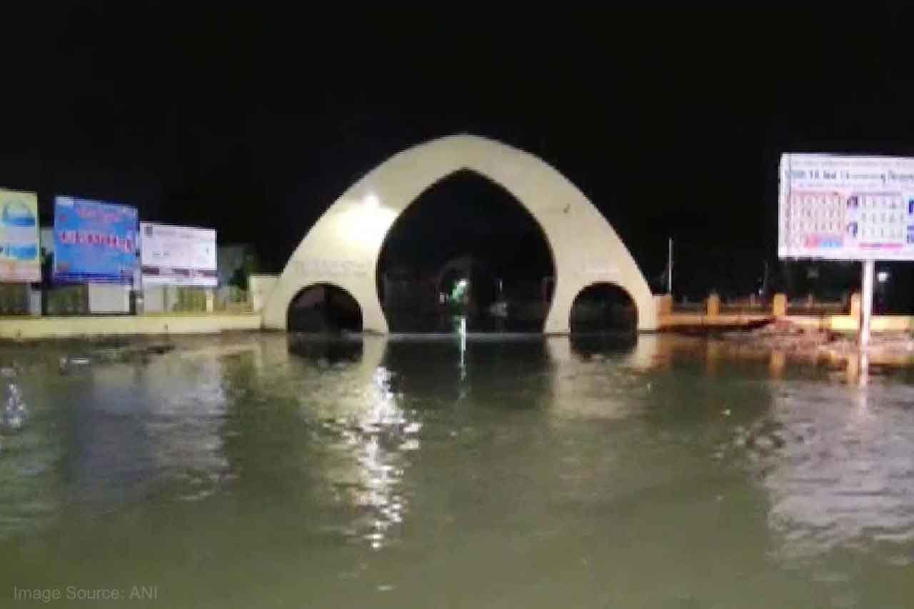 Gujarat Floods: Flood-like situation due to heavy rains in Gujarat, 1500 people were evacuated to safer places, schools-colleges closed in the city