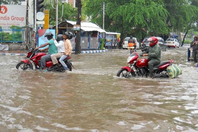 Heavy rain disrupts life in the southern region of West Bengal