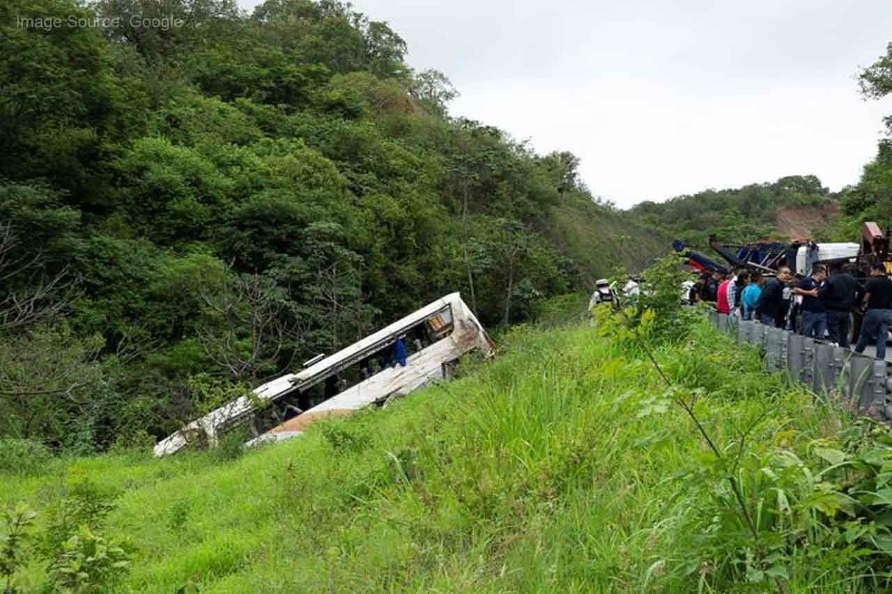 Big bus accident in Mexico, 17 people died, 40 passengers including 6 Indians were on board