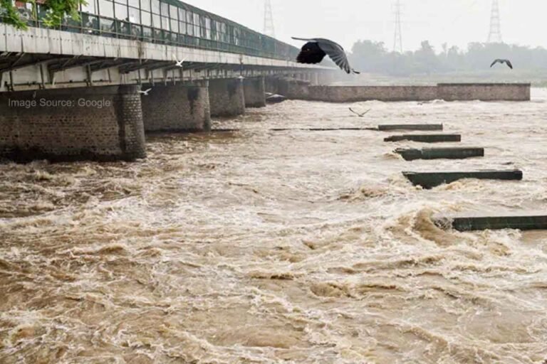 Yamuna river water level again above the danger mark
