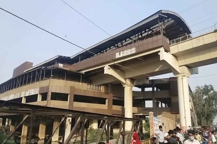 Panic caused due to collapse of a part of Delhi Gokulpuri metro station