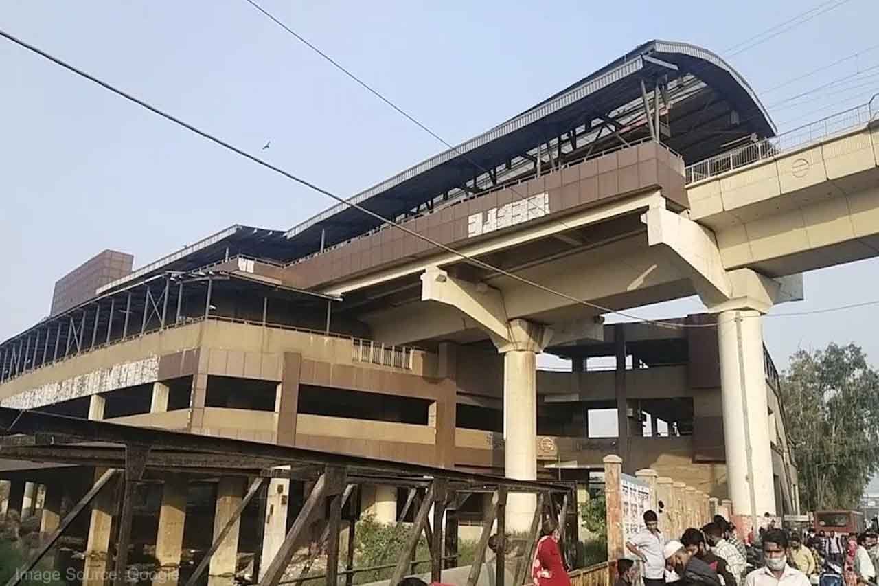 Panic caused due to collapse of a part of Gokulpuri metro station, one person feared dead and 3-4 injured