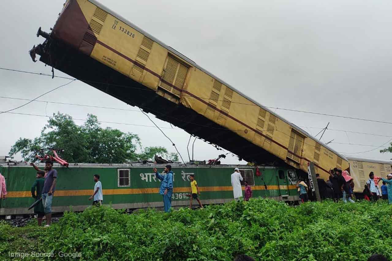 Major rail accident in West Bengal, goods train collided with Kangchenjunga Express, eight dead and 25 injured in the accident