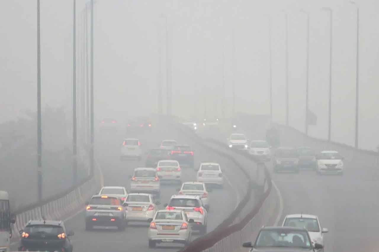 Weather changed in Delhi-NCR, more than 300 flights delayed due to fog, many trains also delayed